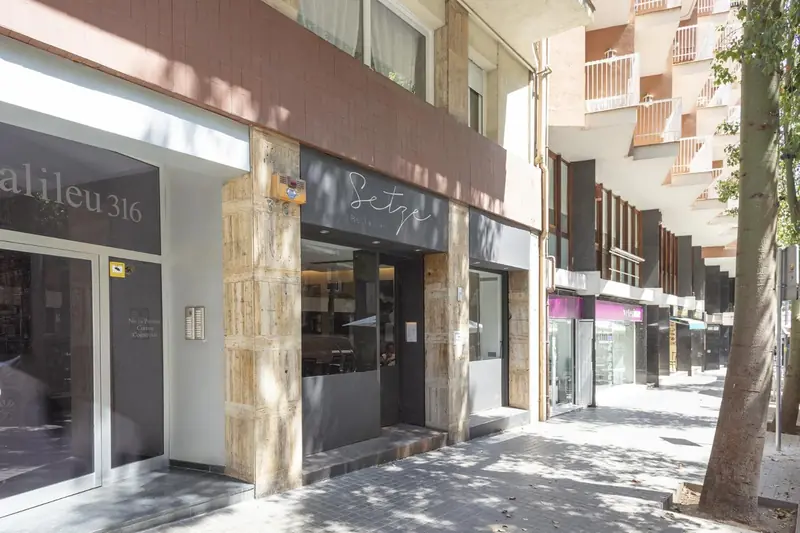 The White Flats Les Corts