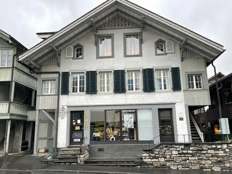Haus der Schwalbe, Oberhofen am Thunersee, photograph 1 of 43